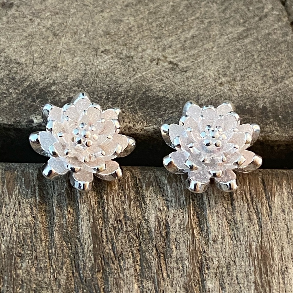 NEW! 925S Lotus Flower Studs❤️